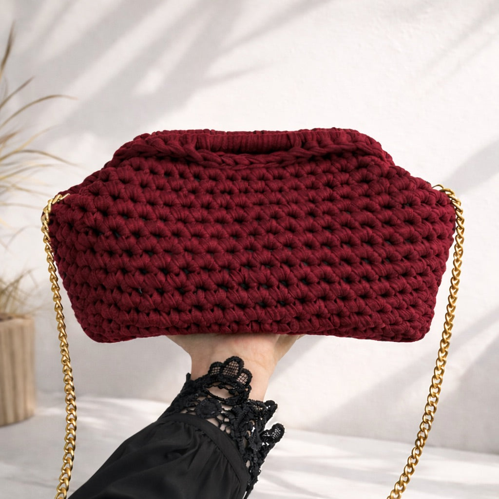 Juliette 01 — Clutch con cierre metálico