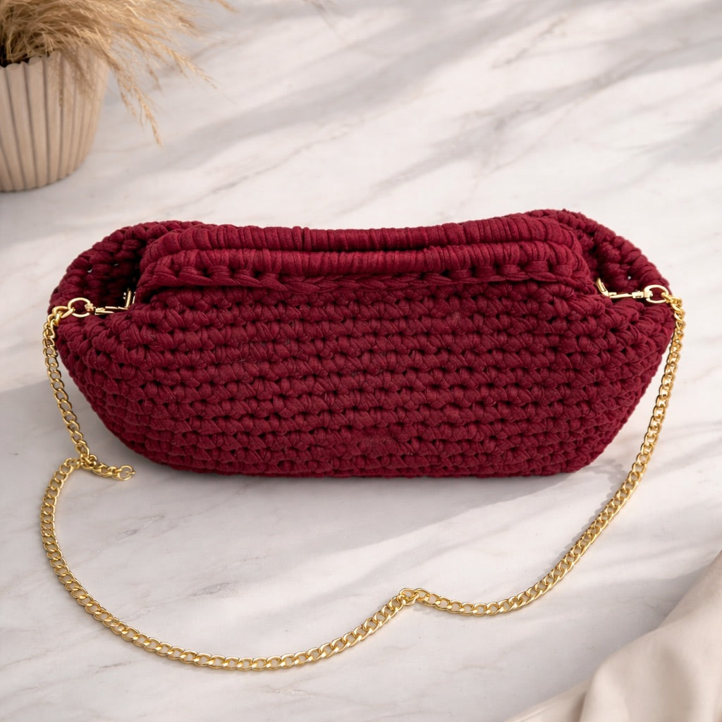 Juliette 01 — Clutch con cierre metálico